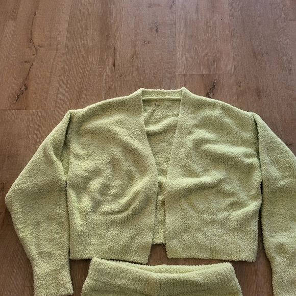 2 Piece Lime Green Fuzzy Shorts & Cardigan Set Size Small - Picture 6 of 9